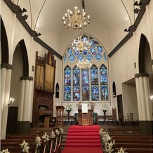 仙台セント・ジョージ教会の画像｜赤いバージンロード