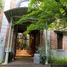 THE FUJIYA GOHONJIN（藤屋御本陳）の画像｜緑いっぱいの挙式会場入り口