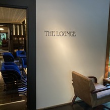 THE FUJIYA GOHONJIN（藤屋御本陳）の画像｜ゲスト待合室入口です。「the lounge」の文字の下にウェルカムスペースを設けられるとのこと。