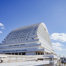 神戸メリケンパークオリエンタルホテルの画像｜神戸のランドマーク的な存在のホテルです。特徴的な波型のシルエットをしています。