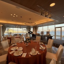 神戸メリケンパークオリエンタルホテルの画像｜試食をいただいた会場（海王）。テラコッタオレンジのテーブルクロスが海の青とマッチしていました。