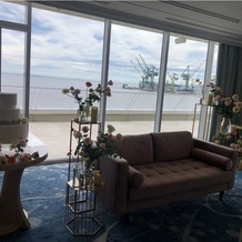 神戸メリケンパークオリエンタルホテルの画像｜ソファー席の様子
ウエディングケーキの台はアクリルのみ