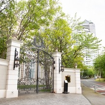 赤坂 アプローズスクエア迎賓館の画像｜当日、ウエディングドレスで門の前でも写真を撮りました。