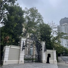 赤坂 アプローズスクエア迎賓館の画像｜写真は曇りですが、アイアンの門が海外感たっぷりでとても素敵です！