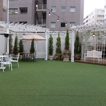 東京アフロディテの画像｜屋上ガーデンの様子です。見学当日は雨が降っていました。