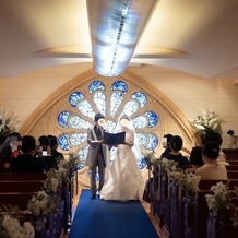 東京アフロディテの画像｜青いヴァージンロードとステンドグラス。天井は低めです。