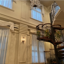 東京アフロディテの画像｜らせん階段から降りて入場か、入り口近くの扉から入場か選べます。