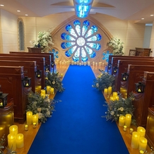 東京アフロディテの画像｜青いステンドグラスのこじんまりした教会