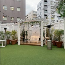 東京アフロディテの画像｜屋上にガーデンがありフラワーシャワーをできます。