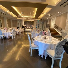 アートグレイス・ポートサイドヴィラの画像｜披露宴会場2
ピンクを基調とした可愛らしい空間です。階段があり、そこからの入場も可能です。