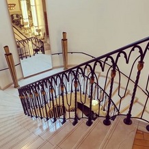 アートグレイス・ポートサイドヴィラの画像｜式場会場の階段です。
この階段に装飾する事も可能だそうです。
この先が受付になります。