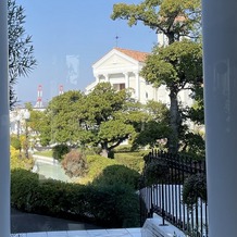アートグレイス ウエディングコースト 大阪の画像｜式場ロビーから見たガーデンとチャペルの様子です。