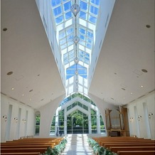 アートグレイス ウエディングフォレストの画像｜大きな窓が特徴的で天井もガラス窓で自然光が入り明るい印象