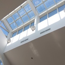 アートグレイス ウエディングフォレストの画像｜ヴァージンロードの上にも窓がついていました