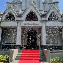 アニバーサリーガーデン　南蔵王・聖ペトロ教会の画像｜挙式後フラワーシャワーをする場所です。