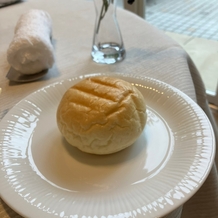 アニバーサリーガーデン　南蔵王・聖ペトロ教会の画像｜それぞれの料理のソースにつけて食べるように柔らかいパン
