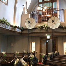 アニバーサリーガーデン　南蔵王・聖ペトロ教会の画像｜椅子が斜め配置で、参列者も見やすい設計！他の式場にはない特長がありました