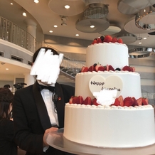 アートグレイス　ウエディングコースト　東京ベイの画像｜スタッフさんが気さくにケーキの写真を撮らせてくれました◎