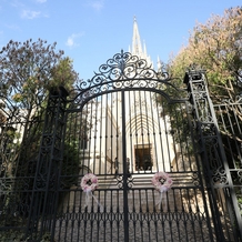 セントグレース大聖堂の画像｜お花・門・大聖堂外観ひき