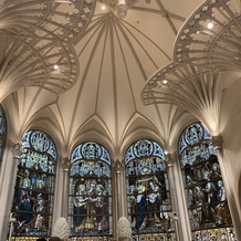 セントグレース大聖堂の画像｜ステンドグラスが一面に広がっているチャペルです。