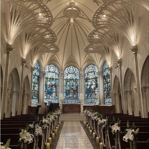 セントグレース大聖堂の画像｜自然光をバックライトにしたステンドグラスが輝く挙式場