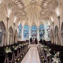 セントグレース大聖堂の画像｜本物の教会のようなステンドグラスの美しいチャペルです。