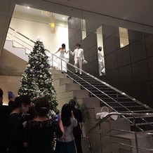 アプローズスクエア 東京迎賓館の画像｜挙式後～披露宴前の時間に階段から登場
大きなツリー