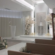 アプローズスクエア 東京迎賓館の画像｜白を基調とした式場でキャンドルと照明で明るさを調整できる