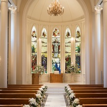 セントグレースヴィラの画像｜1番お気に入りの教会。高い天井とステンドガラスが圧巻で凛とした空気感です。