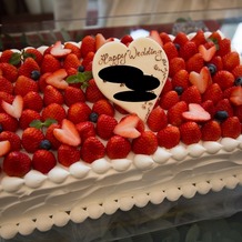 アプローズスクエア 名古屋迎賓館の画像｜いちごたっぷりのウエディングケーキ