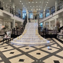アプローズスクエア 名古屋迎賓館の画像｜ロビー。
入口のドアを開けたら中央に豪華な階段。