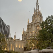 ストリングス　ウエディングヒルズの画像｜ライトアップされた夕方の大聖堂