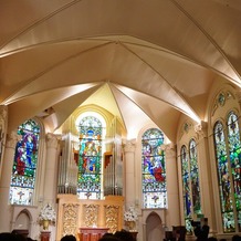 モンサンミッシェル大聖堂　～ザ・ガーデンコート～の画像｜ステンドグラスが素敵です！