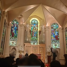 モンサンミッシェル大聖堂　～ザ・ガーデンコート～の画像｜チャペルのスタンドグラス