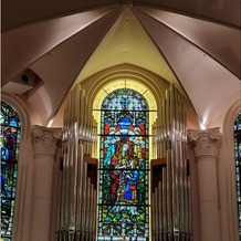 モンサンミッシェル大聖堂　～ザ・ガーデンコート～の画像｜式場の正面のステンドグラスです。厳かな雰囲気がします。