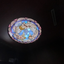 セント・ラファエロチャペル御堂筋の画像｜エレベーター内にもステンドグラス。