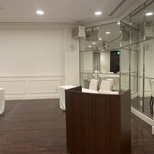 シーサイドホテル舞子ビラ神戸の画像｜大きな鏡もあります！
白×茶色基調の会場となっていました！