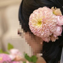 ザ・リッツ・カールトン大阪の画像｜髪につけた生花です。