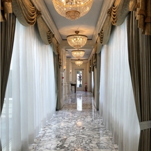 ザ・リッツ・カールトン大阪の画像｜チャペルまでの廊下