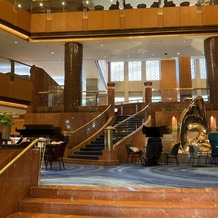 横浜ベイシェラトン ホテル＆タワーズの画像｜有名なブルーの絨毯のロビー