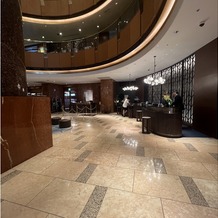 横浜ベイシェラトン ホテル＆タワーズの画像｜ホテルのチェックインカウンター。ゲストは宿泊優待料金