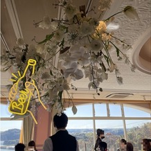 浜名湖オーベルジュ　キャトルセゾン　ＬｅｓＱｕａｔｒｅＳａｉｓｏｎｓＨａｍａｎａｋｏの画像｜天井から吊るされたメインテーブル装飾