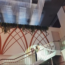 MARRYGRANT AKASAKA（マリーグラン アカサカ）の画像｜会場内に長い階段がありそこから新郎新婦が登場するのは印象的でした！！