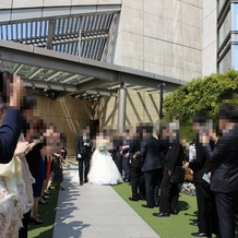 グランド ハイアット 東京の画像｜中庭で青空の下、新郎新婦をお祝いしました