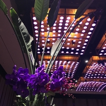グランド ハイアット 東京の画像｜照明と花