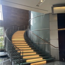 グランド ハイアット 東京の画像｜玄関入ってすぐの階段で撮影もされてました！
