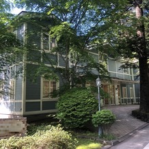 旧軽井沢礼拝堂 旧軽井沢ホテル音羽ノ森の画像｜この会場は滞在型ウェディングができるそうです。
人数的に断念しましたが、外観がとても素敵！