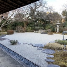 The Private Garden FURIAN 山ノ上迎賓館の画像｜和庭園。手前の溝や飛び石は、ドレスの時に躓かないよう注意です
