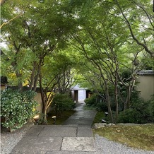 The Private Garden FURIAN 山ノ上迎賓館の画像｜門をくぐった時に見える緑