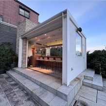 指帆亭 Shihantei Pine Tree Resortの画像｜外のバーカウンター